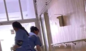 Perţii şi holurile spitalului, şterse cu mopuri murdare jpeg