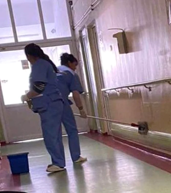 Perţii şi holurile spitalului, şterse cu mopuri murdare