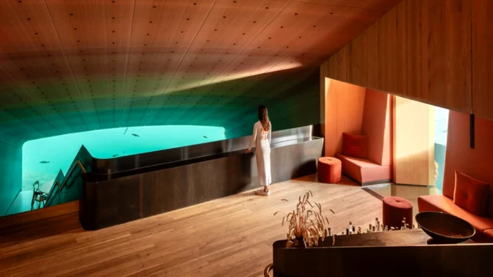 Interiorul restaurantului din Norvegia, scufundat cicni metri în mare. Foto: Under.no