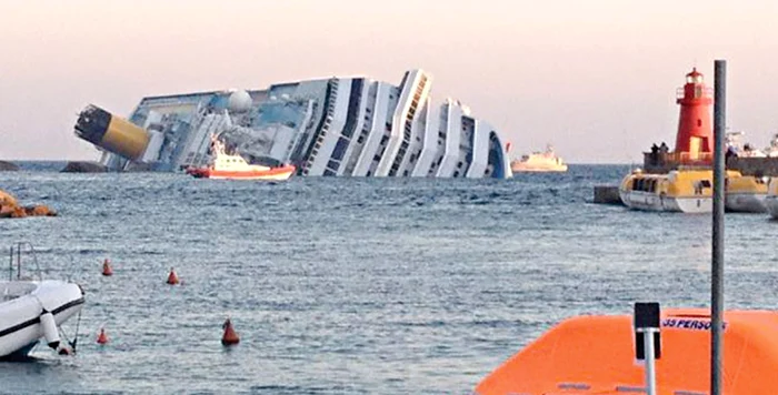 Vasul de croazieră s-a  răsturnat pe o parte