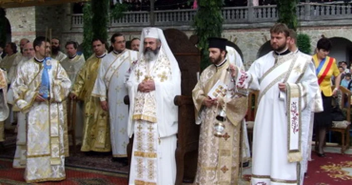 NEAMŢ: Agitaţie la Episcopia Romanului. Revista presei locale