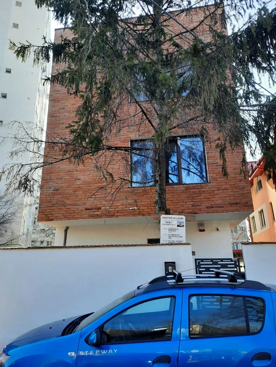 Cei doi și-au  construit  o vilă cu două  etaje pe  bulevardul  1 Decembrie