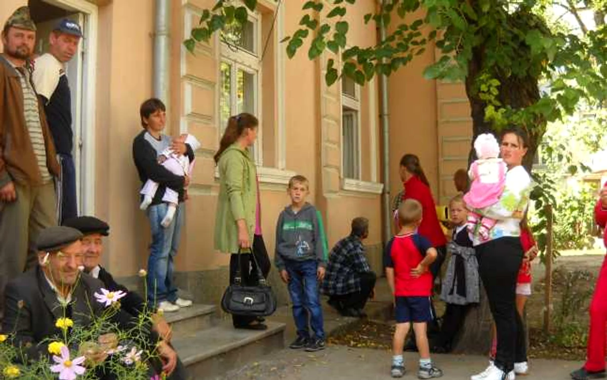 Cele 41 de persoane au umplut curtea spitalului 