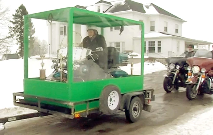 Bătrânul a fost fixat de motocicletă cu o tijă din metal