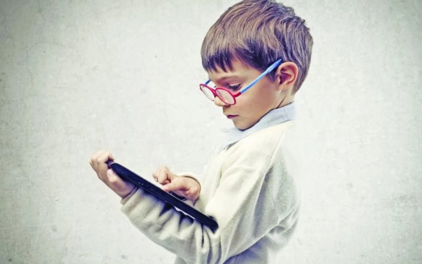 Interdicție sau protecție reală? De ce România trebuie să discute serios despre copiii și social media