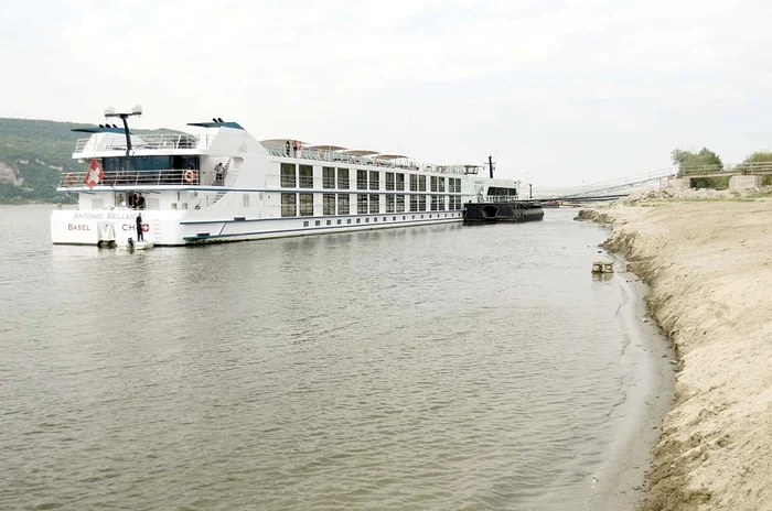 
    Barjele sunt blocate la malFoto: Dorin Constanda  