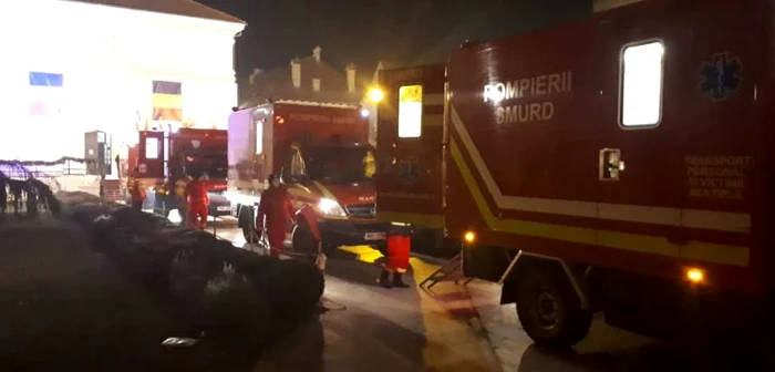 Copii au fost evacuaţi din Catedrală cu ajutorul autospecialelor SMURD. Foto: ISU Alba