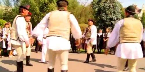 La Feciorescul din Ticuş participă toţi bărbaţii satului