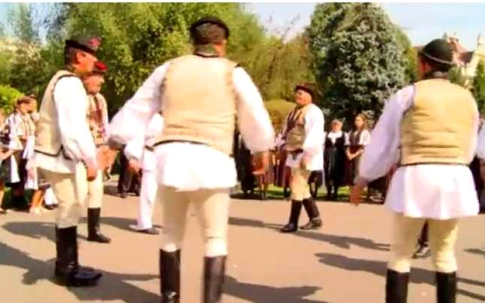 La Feciorescul din Ticuş participă toţi bărbaţii satului