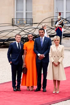 Șeicul Qatarului și sora lui, Hind, alături de cuplul Macron