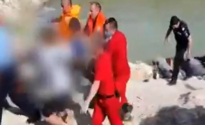 După zeci de minute de căutări, adolescentul a fost găsit de scafandri la o adâncime de trei metri.Foto: observatornews.ro