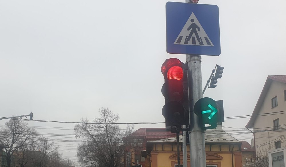 Regula verdelui intermitent la semafor, probă grea în trafic. Ce pățește șoferul care claxonează VIDEO