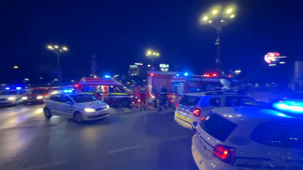 Accident grav cu 12 persoane rănite, în Piața Unirii, din Capitală: un microbuz şi un autoturism, implicate VIDEO 
