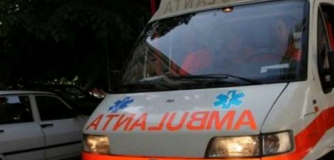 Bătrânul a fost transportat de urgenţă la spital