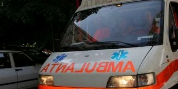 Bătrânul a fost transportat de urgenţă la spital