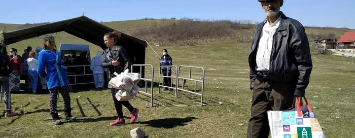 Aproape 1.000 de pachete de alimente, furnizate de Zona Metropolitană Cluj, au fost distribuite luni, la Pata-Rât, de angajaţii Primăriei. . FOTO: ADI ZMC