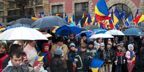 Steagurile tricolore au fluturat în Piaţa Victoriei