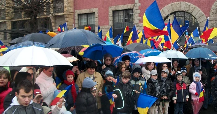 Steagurile tricolore au fluturat în Piaţa Victoriei