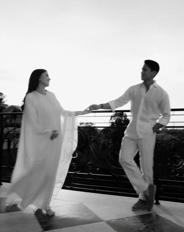 Prințul Mateen Abdul din Brunei a anunțat cu entuziasm că el și soția sa, Prințesa Anisha Rosnah, așteaptă primul lor copil  png