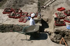 Deși fântâna a fost cercetată în 2008, arheologii au studiat scheletele abia recent pentru a încerca să afle de ce au murit (© Slavica Filipović, Muzeul Arheologic Osijek / Arheološki muzej Osijek)