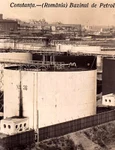 Constanța. Portul cu bazinele de petrol, în perioada interbelică (© Imago Romaniae) 