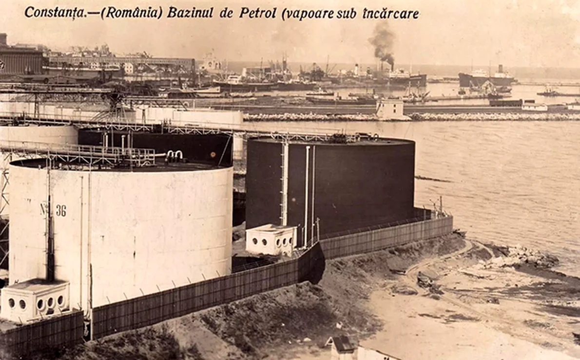 Constanța. Portul cu bazinele de petrol, în perioada interbelică (© Imago Romaniae) 