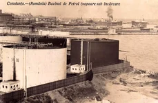 Constanța. Portul cu bazinele de petrol, în perioada interbelică (© Imago Romaniae)