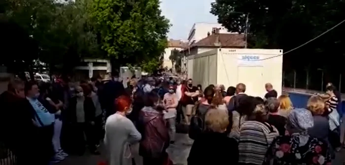 Mulţi dintre pacienţi nu respectau distanţara fizică necesară şi nu au măşti de protecţie. FOTO: captură video
