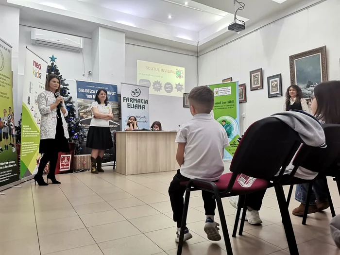Medic Relia Zanfirescu și farm. Nicoleta Dan, în fața copiilor cu lectia despre imunitate FOTo: A.M.
