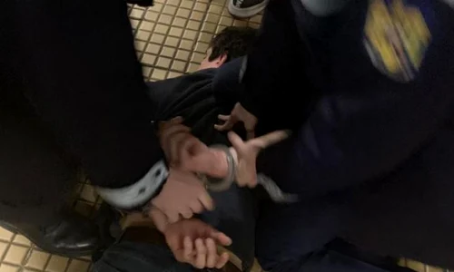 barbat inarmat metrou 0 jpeg