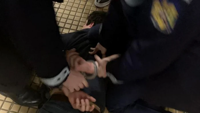 Bărbatul a fost imobilizat de călătorifoto: captură/Digi 24