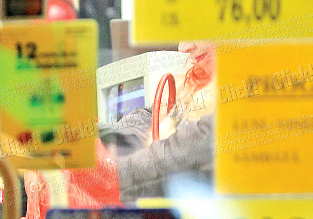 După ce a schimbat ceva valută,  Oana Lis a mers  direct la un  centru de amanet