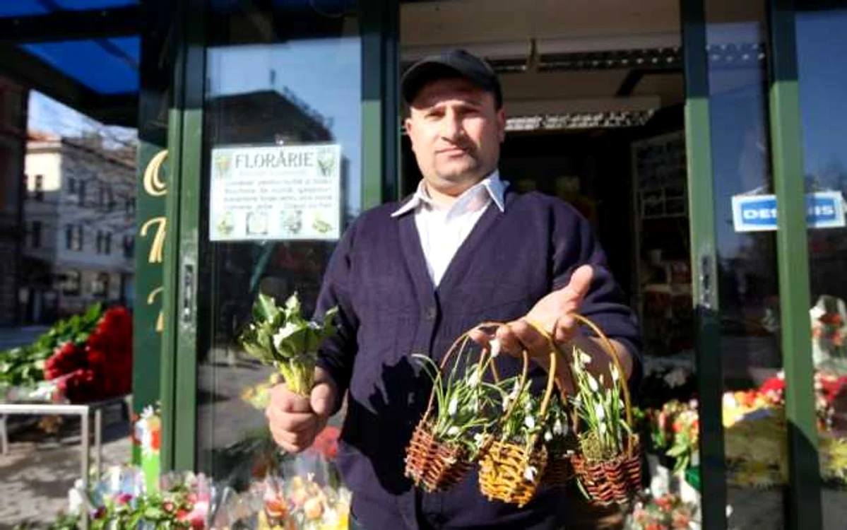 Vasile Gândac vinde un buchet de ghiocei la preţul de trei lei