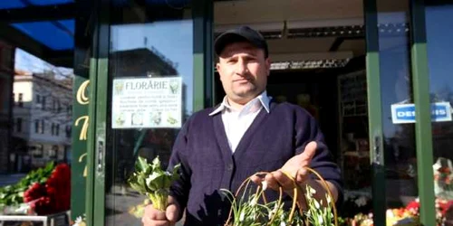 Vasile Gândac vinde un buchet de ghiocei la preţul de trei lei