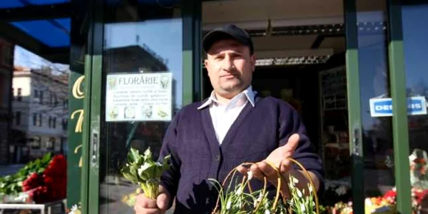 Vasile Gândac vinde un buchet de ghiocei la preţul de trei lei