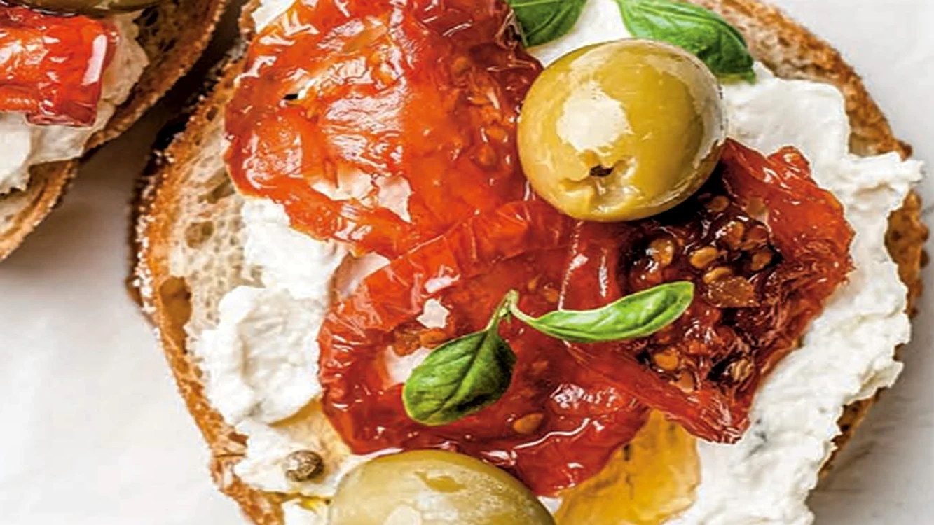 bruschete cuu ricotta si masline verzi jpg