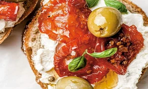 bruschete cuu ricotta si masline verzi jpg