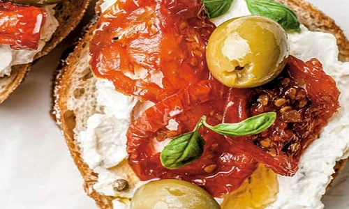 bruschete cuu ricotta si masline verzi jpg