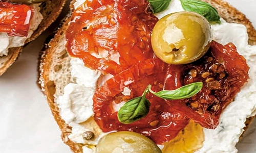bruschete cuu ricotta si masline verzi jpg
