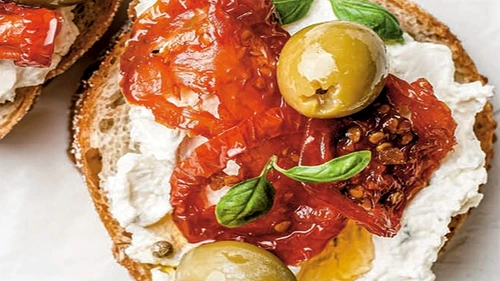 bruschete cuu ricotta si masline verzi jpg