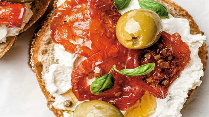 bruschete cuu ricotta si masline verzi jpg