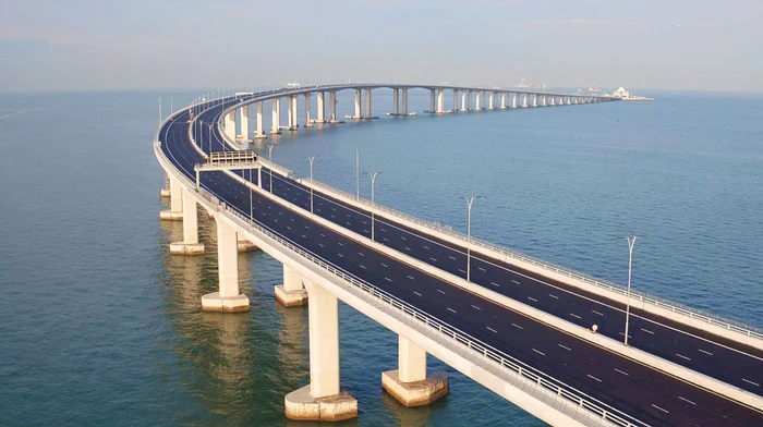 Podul Hong Kong–Zhuhai–Macao a necesitat 400.000 de tone de oţel. FOTO: hzmb.gov.hk /wikipedia.org