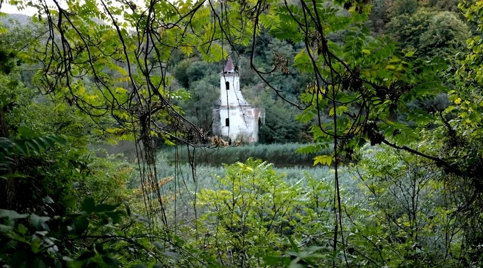 Biserica de la coada lacului Cinciș, veche de trei secole / Foto: Adevărul.ro