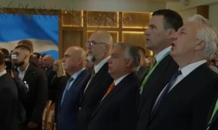 Ilie Bolojan în timpul intonării Imnului Ţinutului Secuiesc. FOTO: captură video
