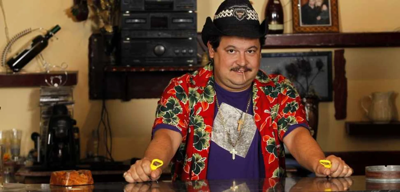 În
timpul filmărilor, Bobiţă (Mihai Bobonete) a folosit peste 450
kilograme de bijuterii şi accesorii FOTO Pro TV