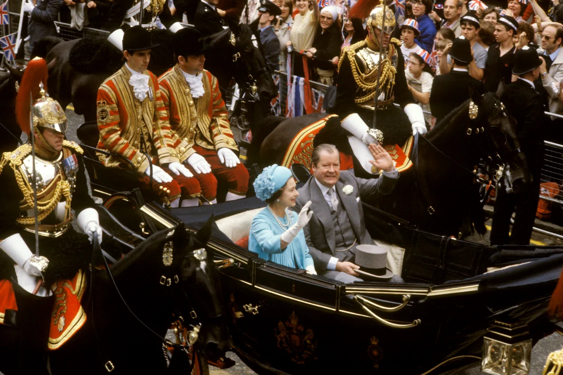 Edward John Spencer și Regina Elisabeta a II-a la nunta lui Charles cu Diana.