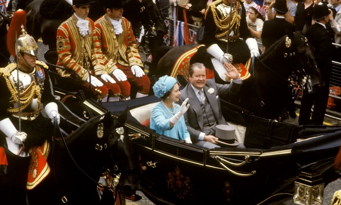 Edward John Spencer, tatăl Prințesei Diana, cu Regina Elisabeta a II a la nunta Dianei cu Charles   profimedia 0048779835 jpg