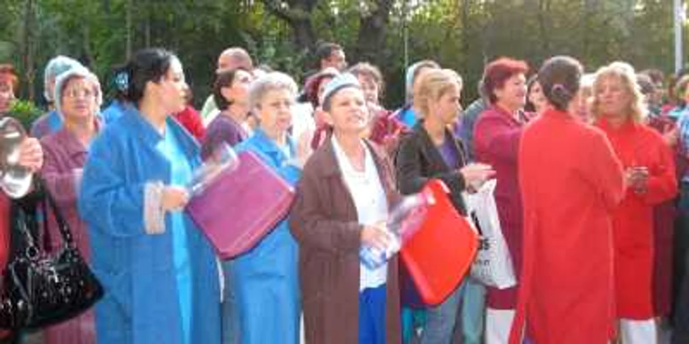 După ce au protestat vehement, asistenţii iau drumul străinătăţii