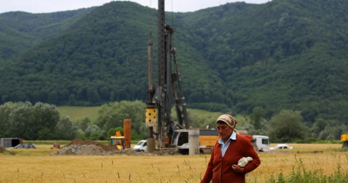 Şantierul autostrăzii s-a extins până la intrarea în Mintia. FOTO: Daniel Guţă. ADEVĂRUL.