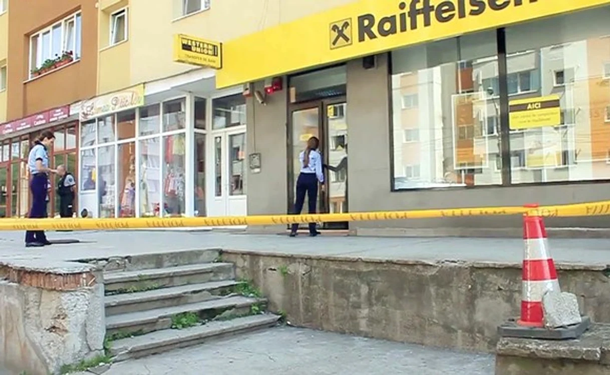 
    Sucursala Raiffeisen Bank de pe strada Năsăudului, scena jafului de marţi dimineaţăfoto: bistriteanul.ro  
